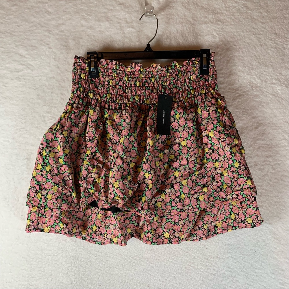 VERO MODA Women's NWT Floral Tiered Vmelli Short Skirt Size M Geranium Pink 5582